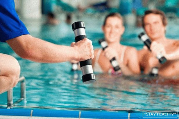 Ejercicios efectivos en la piscina para bajar de peso. abdomen, costados y caderas