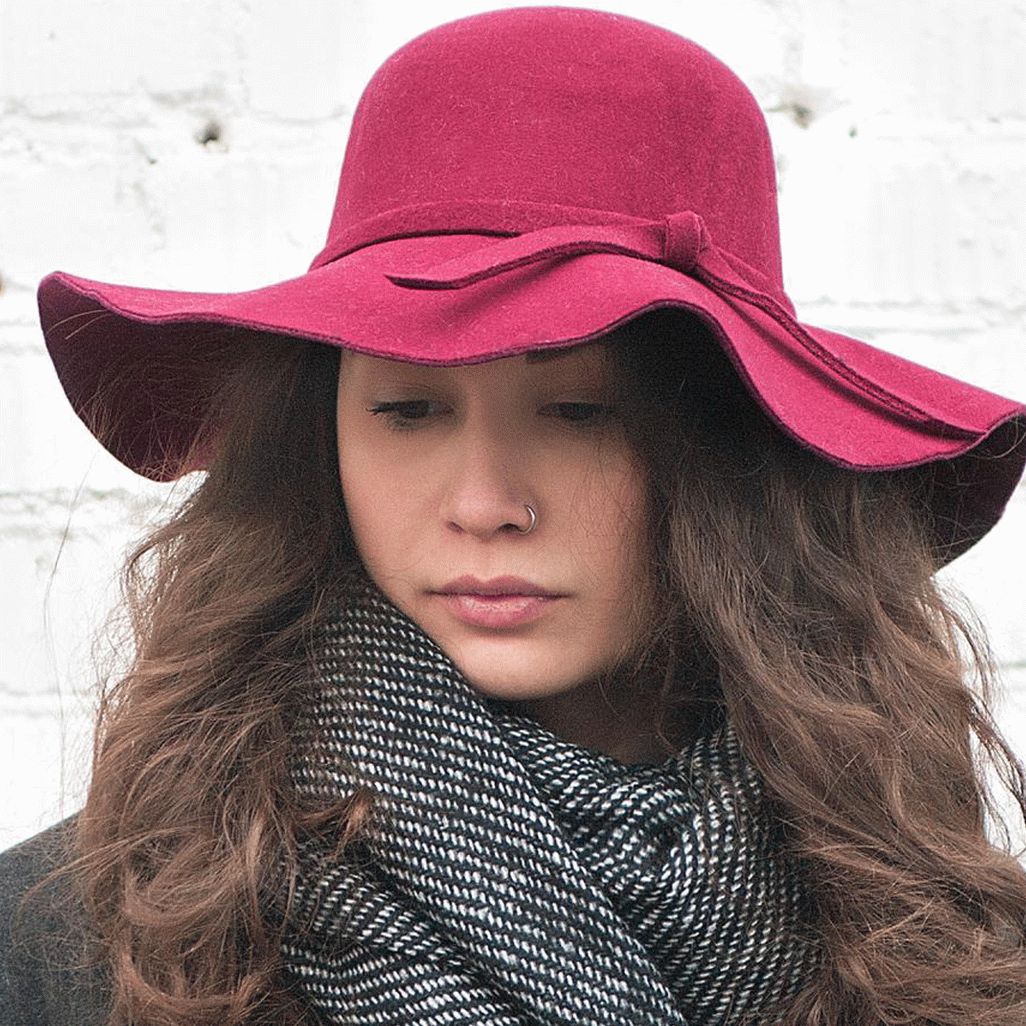 Amplios campos en un sombrero de moda 2017-2018