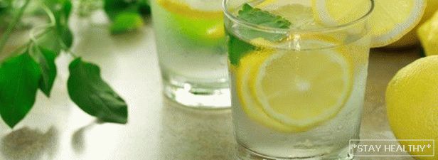 Cómo cocinar y beber agua con limón. bajar de peso?