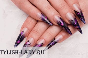 Hermosas extensiones de uñas de diseño.