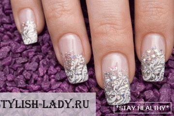 Hermosas extensiones de uñas de diseño.