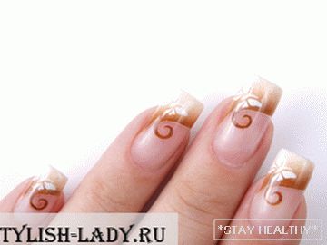 Hermosas extensiones de uñas de diseño.