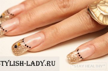Hermosas extensiones de uñas de diseño.
