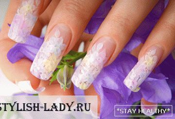 Hermosas extensiones de uñas de diseño.