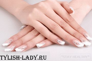 Hermosas extensiones de uñas de diseño.