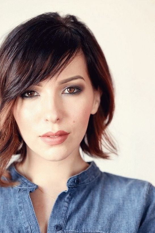 corte de pelo para cabello mediano con flequillo inclinado