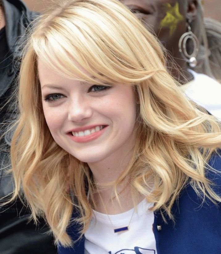 Flequillo oblicuo con un corte de pelo medio