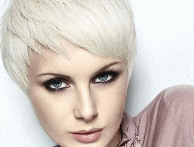 Chica rubia con flequillo roto