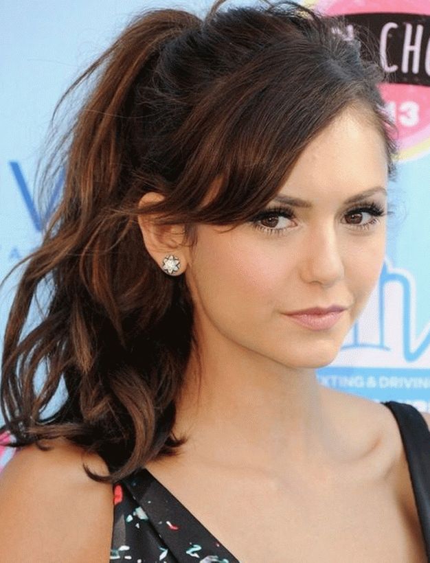 Peinado con cola y flequillo inclinado