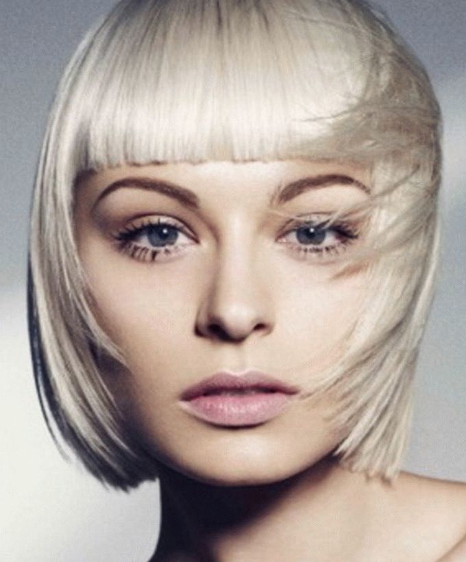 Flequillo liso para un corte de pelo corto