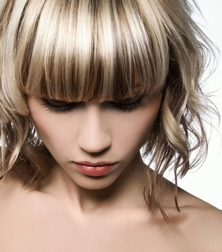 Flequillo recto con rizos