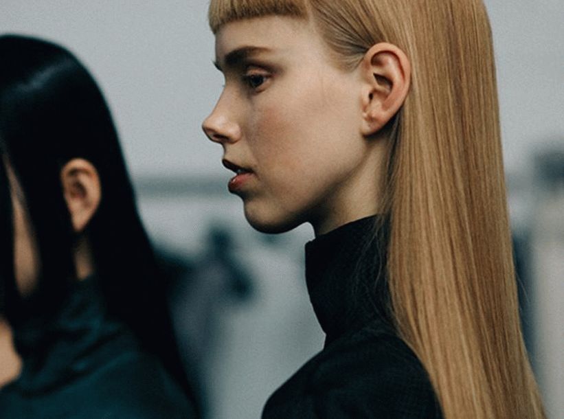 Cabello liso con flequillo muy corto