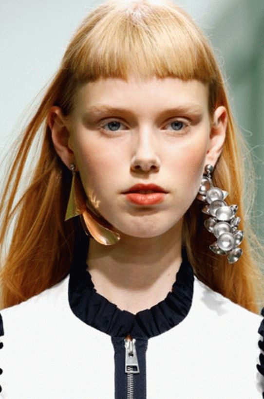 Cabello castaño con una explosión muy corta