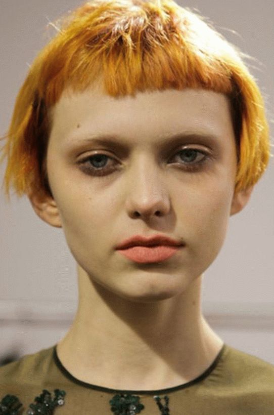 Corte de pelo ultra corto con flequillo