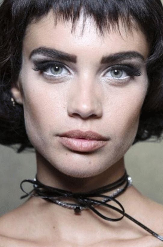 Elegante lazo con flequillo corto