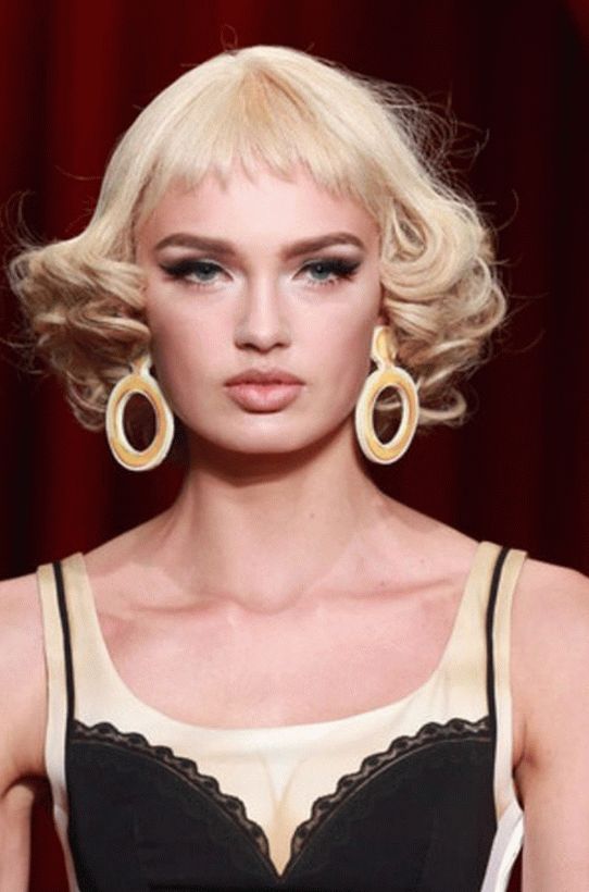 Un hermoso corte de pelo con una explosión corta