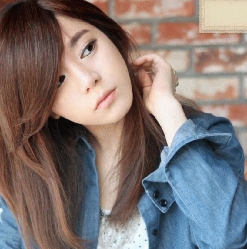 Cabello liso con flequillo inclinado