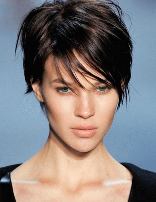 Corte de pelo corto con flequillo oblicuo largo