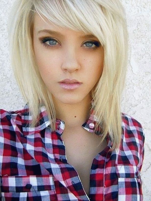 Rubia con un flequillo inclinado