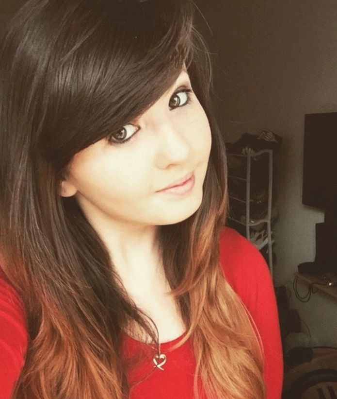 Mujer de cabello castaño con una explosión oblicua