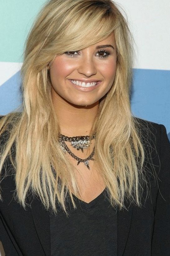 Cabello suelto con flequillo inclinado