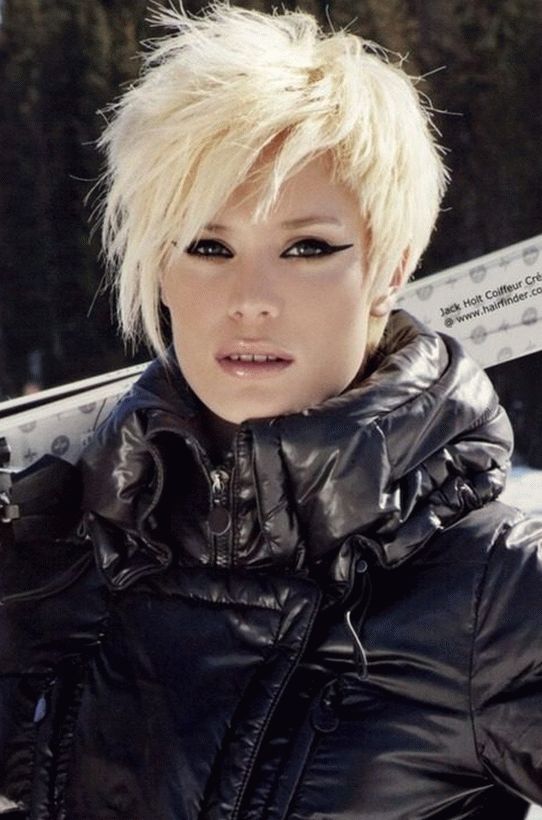 Cortes de pelo cortos con flequillo oblicuo