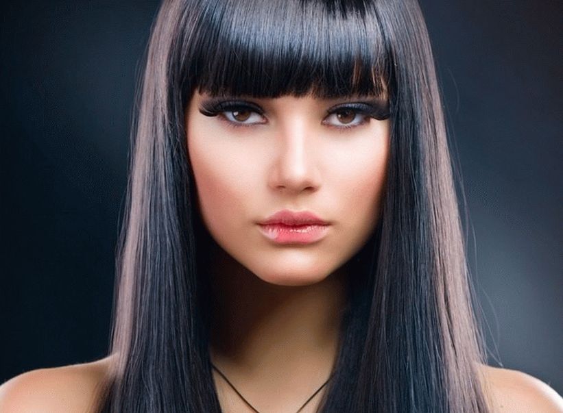 Flequillo liso en cabello largo