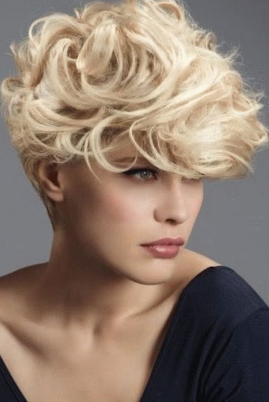 Corte de pelo corto y rizos