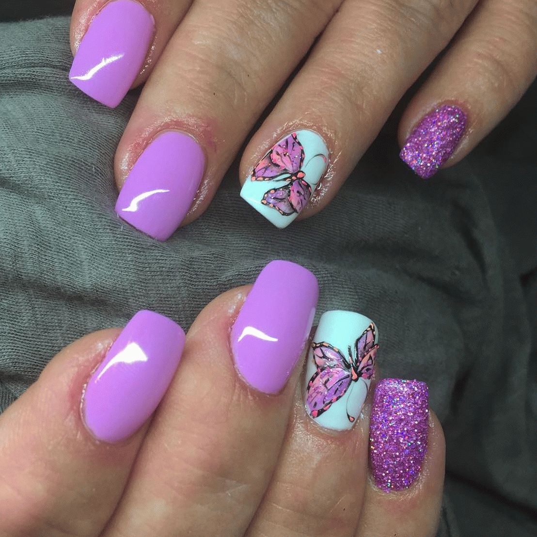manicura lila primavera con mariposas