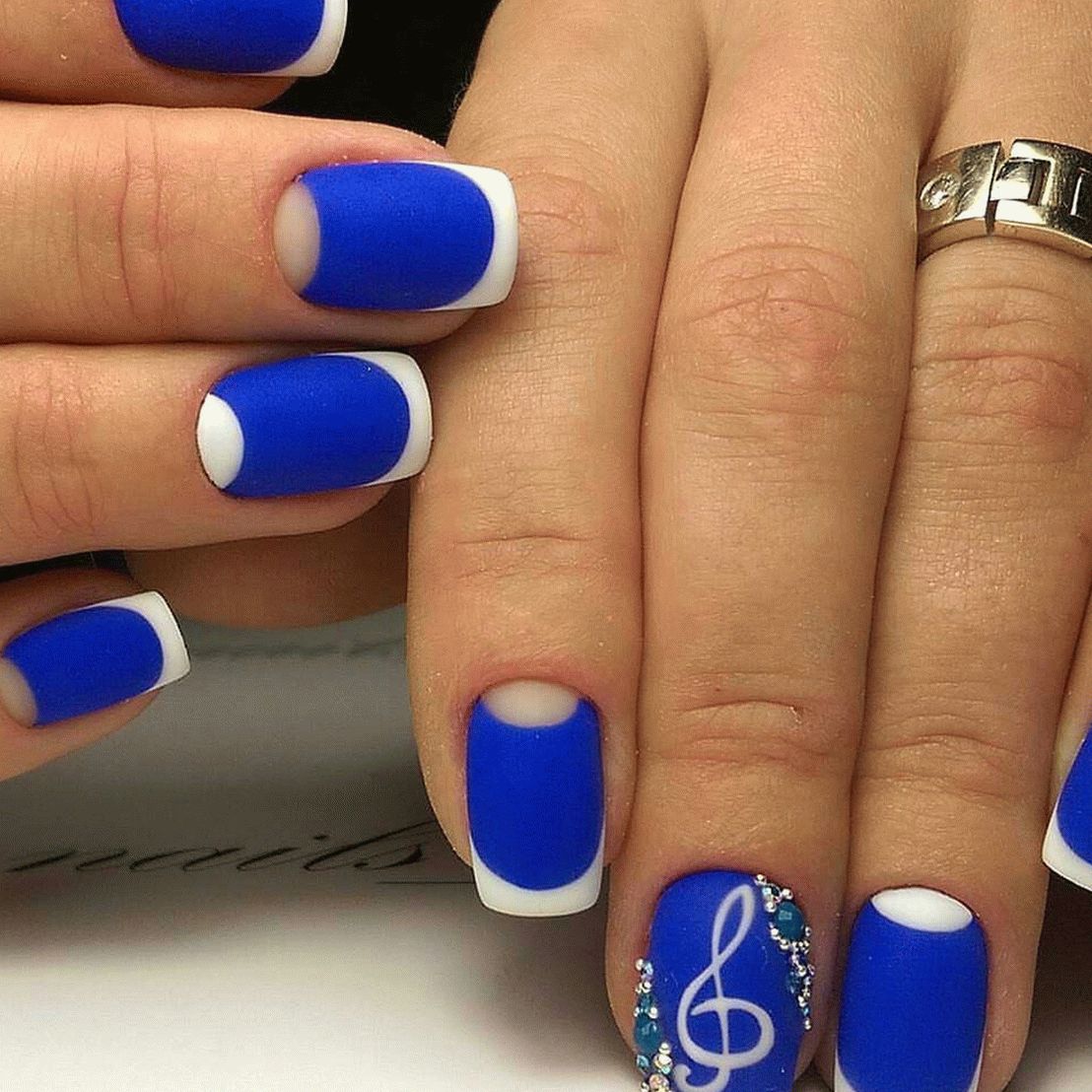 elegante diseño de uñas azul-blanco luna