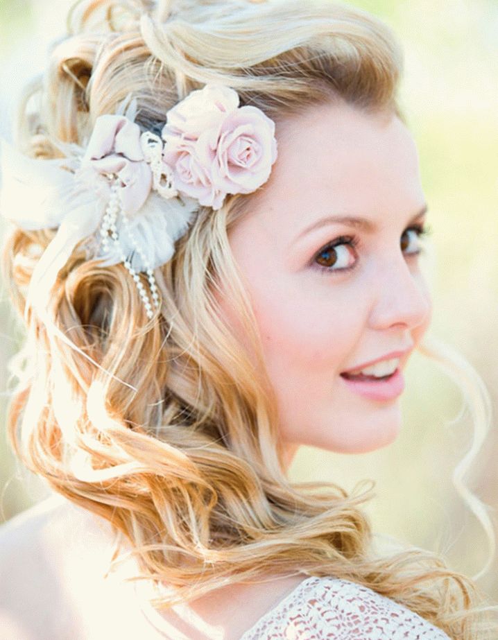 Delicado peinado de novia rizos con flores