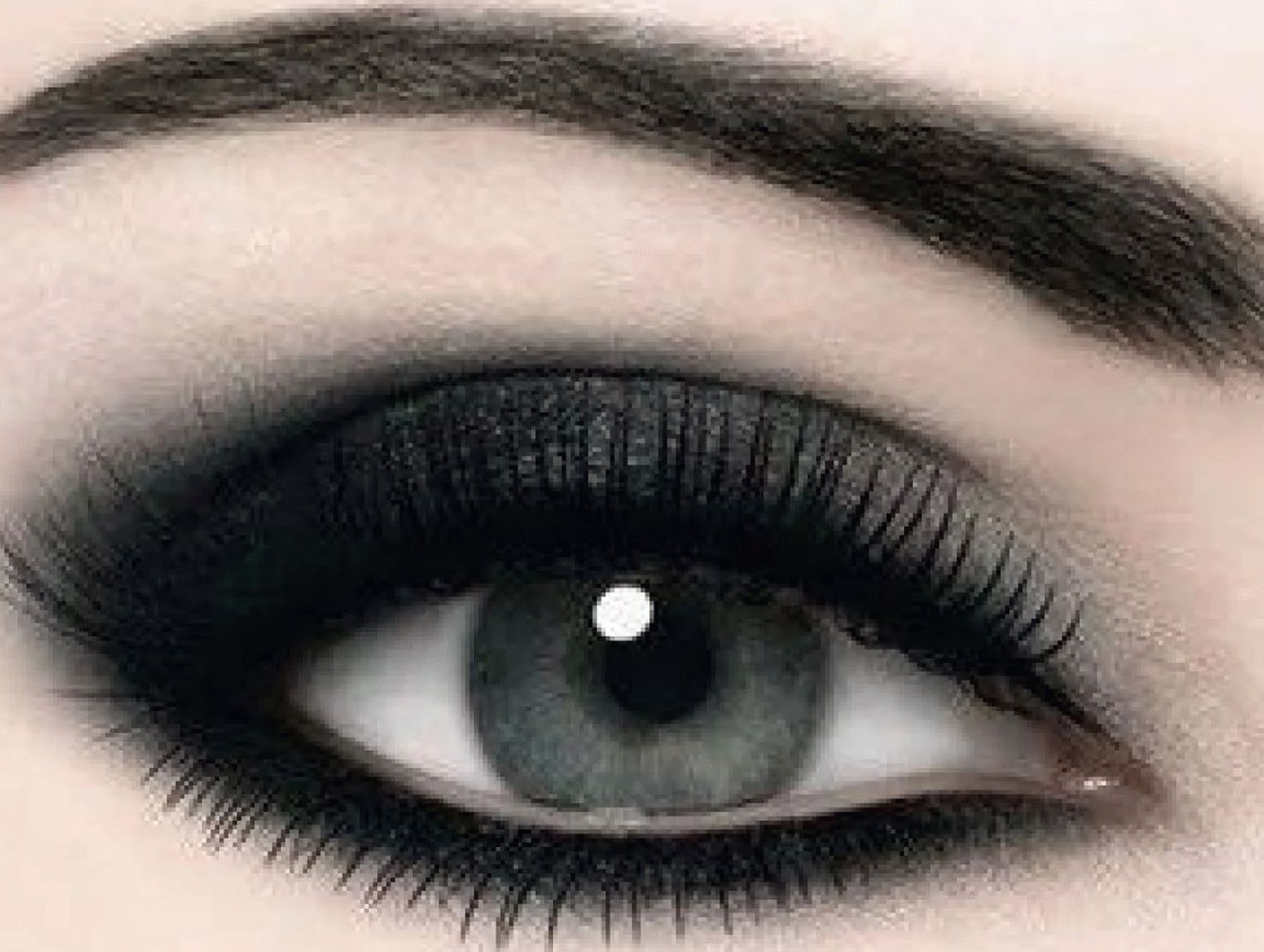 Maquillaje ahumado con estilo de año nuevo