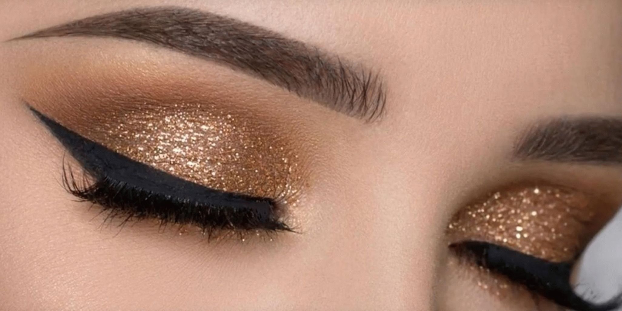 Maquillaje con sombras doradas y flechas para el año nuevo 2018