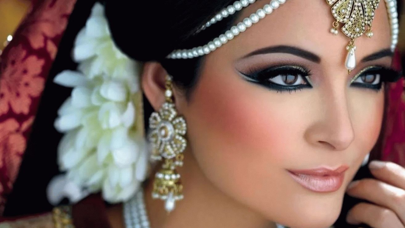 Maquillaje para ojos marrones en estilo oriental para el año nuevo